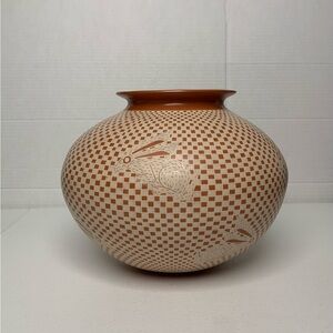 Roberto Manuelos Mata Ortiz Rabbit Pottery vase